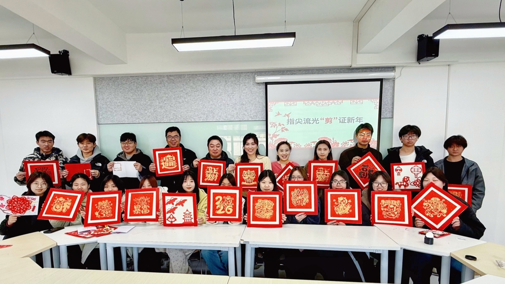 当非遗剪纸邂逅电子电路，这个元旦贺卡会发光！