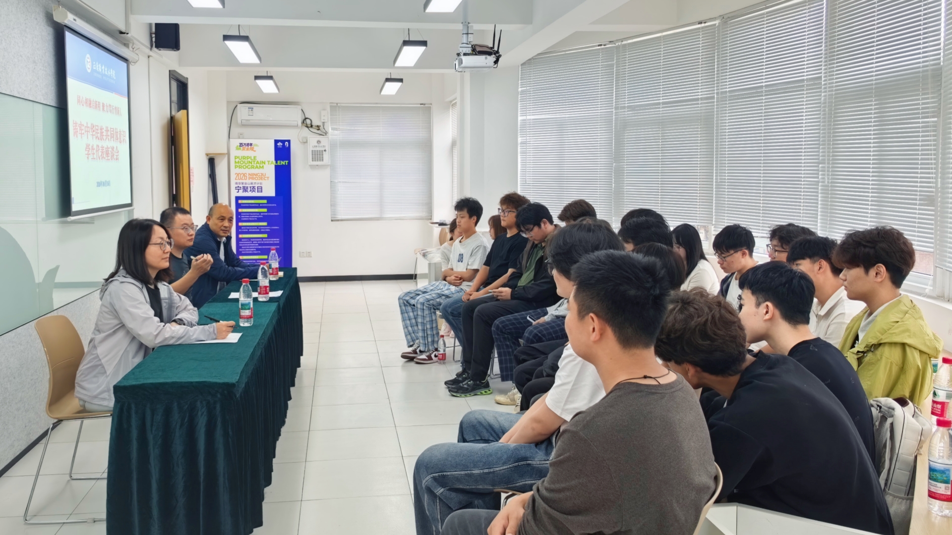 我院召开铸牢中华民族共同体意识学生代表座谈会