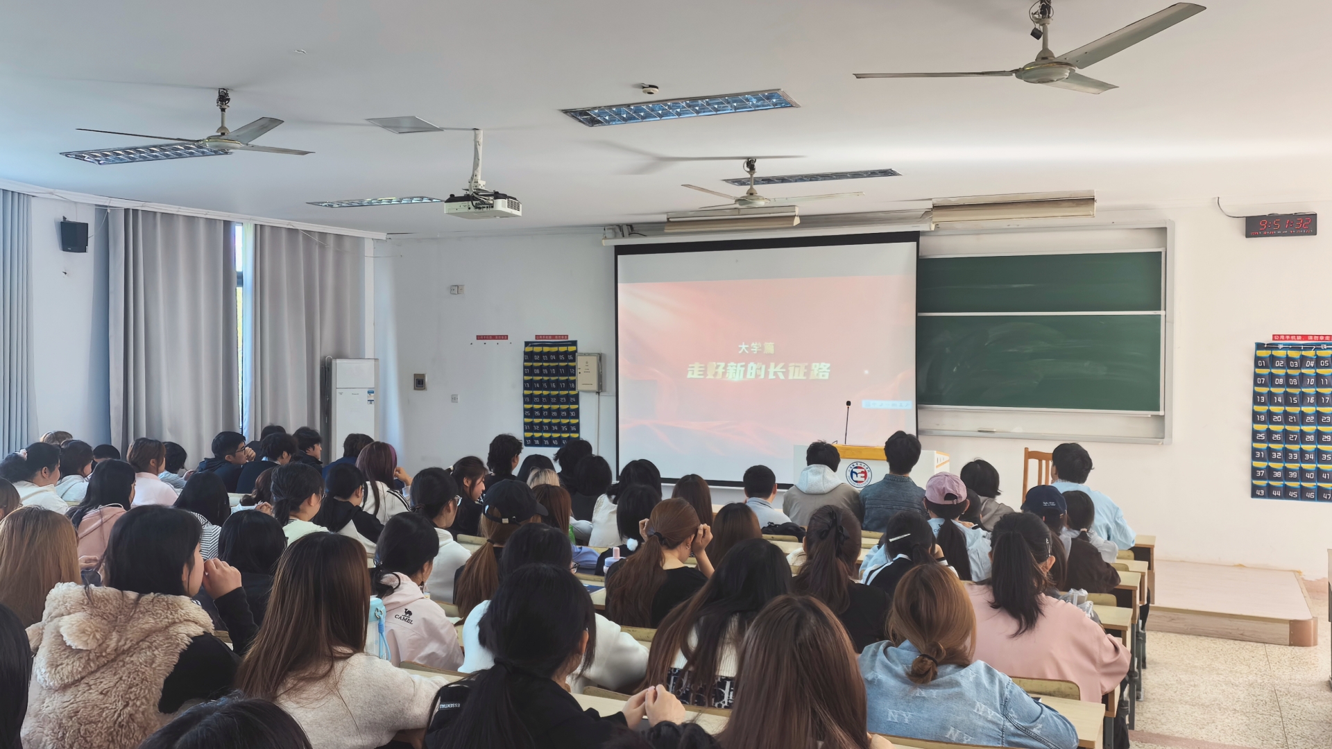 我院组织全体学生收看纪念中国工农红军长征胜利90周年专题“思政大课”